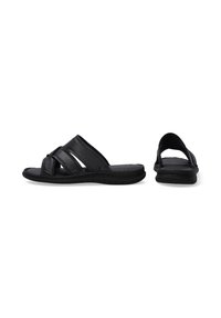 Zwarte leren sandalen met een kruisbandontwerp, open hiel en een gestructureerde zool voor grip. Eenvoudige, veelzijdige stijl geschikt voor casual gebruik.