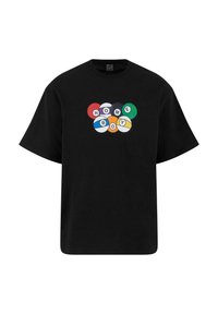 Camiseta de algodón negra con un diseño gráfico colorido de bolas de billar estilizadas y el texto "HOME BOY" en el centro. Corte relajado.