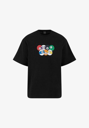 Sort bomulds t-shirt med et farverigt grafisk design af stilmæssige billardkugler og teksten "HOME BOY" i midten. Løs pasform.