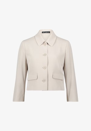 Beige cropped jasje met kraag, vier knopen aan de voorkant en twee klepzakken op een witte achtergrond.