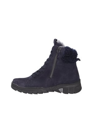 Marineblauwe suede enkellaars met vetersluiting aan de voorkant, zijrits, pluizige accent aan de kraag en een gestructureerde rubberen zool.