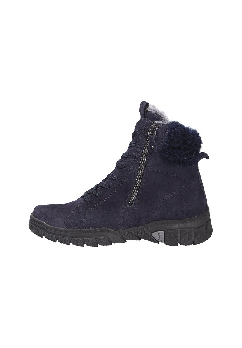 Marineblauwe suede enkellaars met vetersluiting aan de voorkant, zijrits, pluizige accent aan de kraag en een gestructureerde rubberen zool.