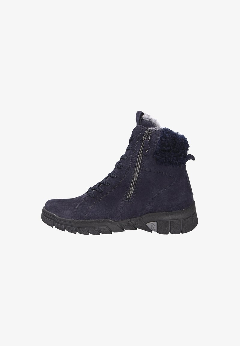 Marineblauwe suede enkellaars met vetersluiting aan de voorkant, zijrits, pluizige accent aan de kraag en een gestructureerde rubberen zool.