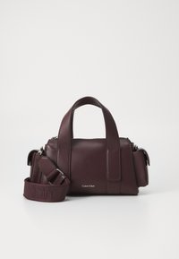 Borsa in pelle bordeaux con manici superiori e tracolla removibile. Presenta hardware in argento e un logo sul davanti. Texture liscia.