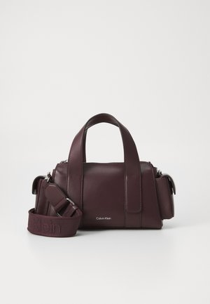 Borsa in pelle bordeaux con manici superiori e tracolla removibile. Presenta hardware in argento e un logo sul davanti. Texture liscia.