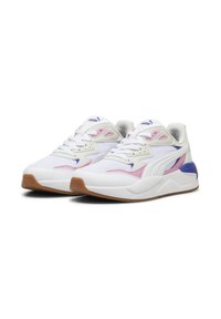 Białe sportowe sneakersy z różowymi i fioletowymi akcentami; materiały z siateczki i skóry; gumowa podeszwa; wyściełany kołnierz i język.