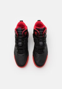 Schwarze High-Top-Sneaker mit roten Akzenten. Aus Leder und Mesh gefertigt, mit perforiertem Zehenbereich und dicken schwarzen Schnürsenkeln.