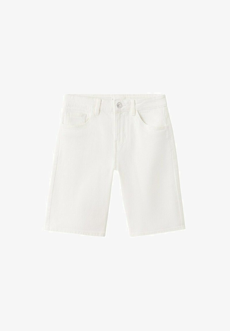Shorts en denim blanc avec fermeture par boutons, passants pour ceinture, poches avant et un ourlet net.