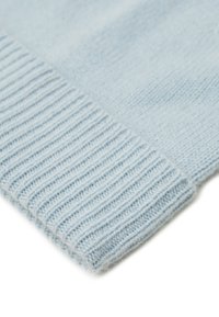 Tissu tricoté bleu clair avec une texture douce et des détails côtelés à l'ourlet. Le matériau semble lisse et léger.