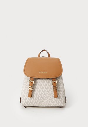 Sac à dos beige et marron Michael Kors avec logo imprimé, fermeture à rabat, deux sangles à boucle et poignée supérieure sur fond blanc uni.