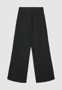 Pantaloni neri a gamba larga caratterizzati da un tessuto liscio, silhouette dritta e due tasche posteriori dal design semplice.