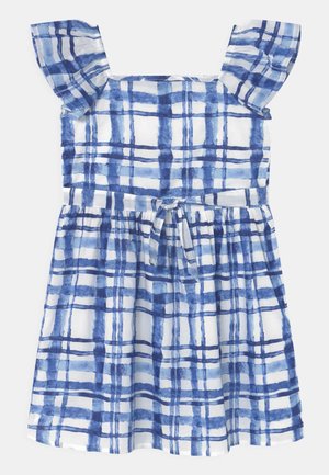Robe blanche avec motif à carreaux bleu aquarelle, manches courtes bouffantes, encolure carrée et ceinture nouée à la taille.