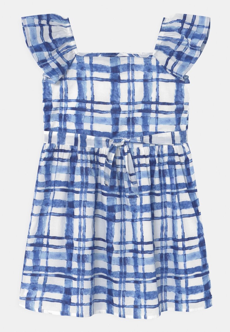 Robe blanche avec motif à carreaux bleu aquarelle, manches courtes bouffantes, encolure carrée et ceinture nouée à la taille.