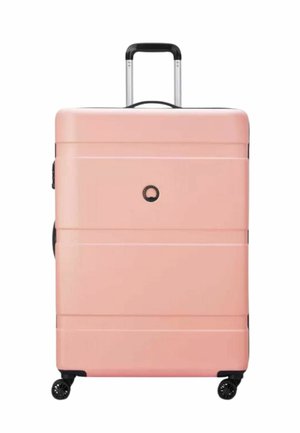 Valigia rigida rosa con quattro ruote nere girevoli e manico telescopico esteso.