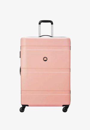 Valigia rigida rosa con quattro ruote nere girevoli e manico telescopico esteso.