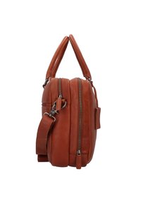 Bruine leren tas met dubbele ritsen, korte stevige handvatten en een verstelbare schouderband. Gladde textuur, rechthoekige vorm, minimale hardware.