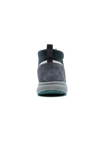 Zapato gris y negro de media caña con parte superior de ante, cuello de tela texturizada, sistema de cordones elásticos y suela de goma con un color de acento.