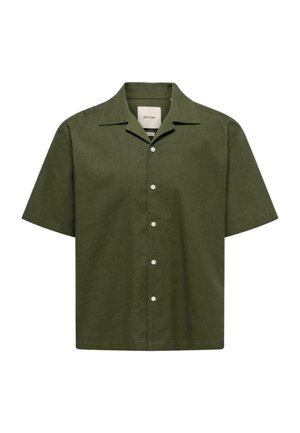 Camicia verde oliva a maniche corte con bottoni e colletto alla campagna, con bottoni bianchi, mostrata su sfondo bianco.
