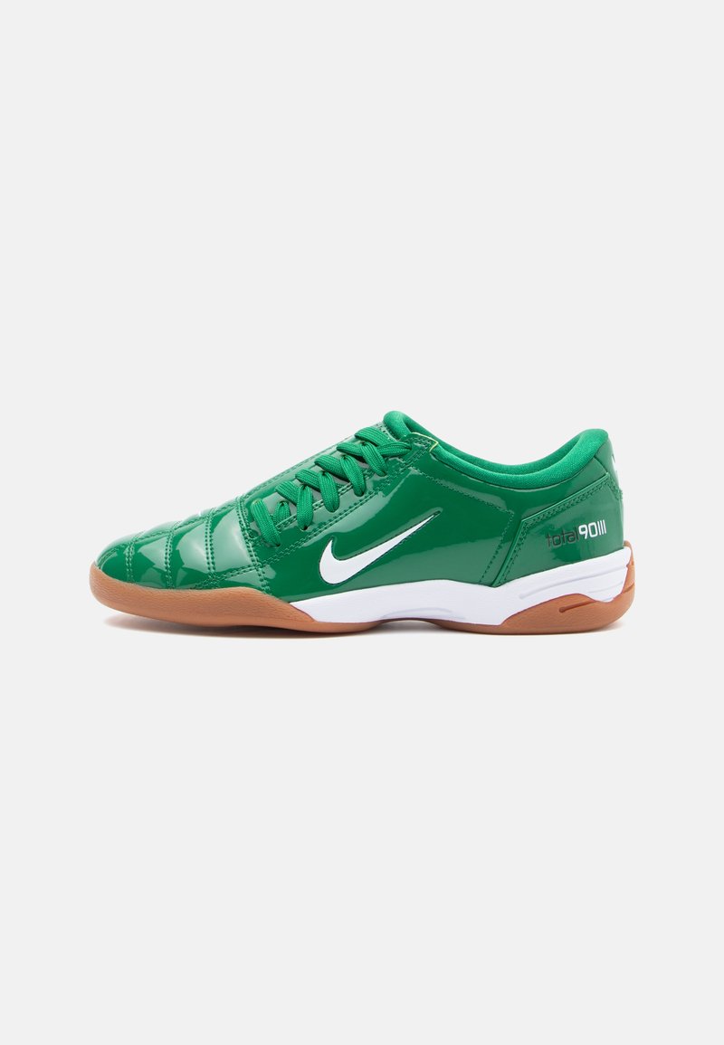 Zaļi sintētiski sporta apavi ar spīdīgu apdari, ar baltu Nike logo, mīkstu apmali un gumijas zoli ar teksturētu virsmu.