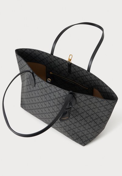 Sac cabas gris avec motif croix noir, anses noires, poche intérieure zippée et détail de fermoir doré sur fond blanc.