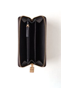 Portefeuille en cuir noir avec une fermeture éclair dorée, logo à l'extérieur, poche zippée intérieure et plusieurs emplacements pour cartes avec un revêtement texturé.