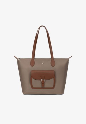 Borsa tote in tessuto taupe con dettagli in pelle marrone, dotata di due manici lunghi e di una tasca frontale con pattina fissata da una fibbia metallica.