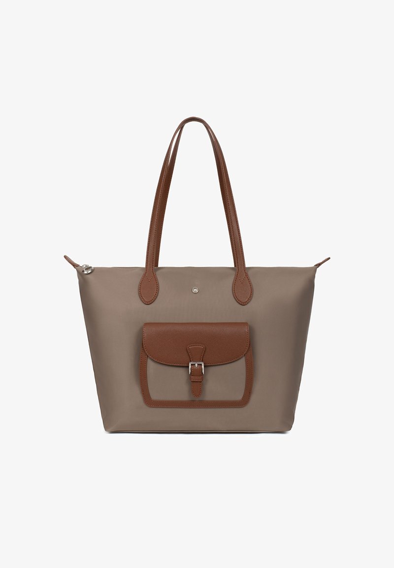 Sac fourre-tout en tissu taupe avec des accents en cuir marron, équipé de deux longues poignées et d'une poche avant à rabat sécurisée par une boucle en métal.