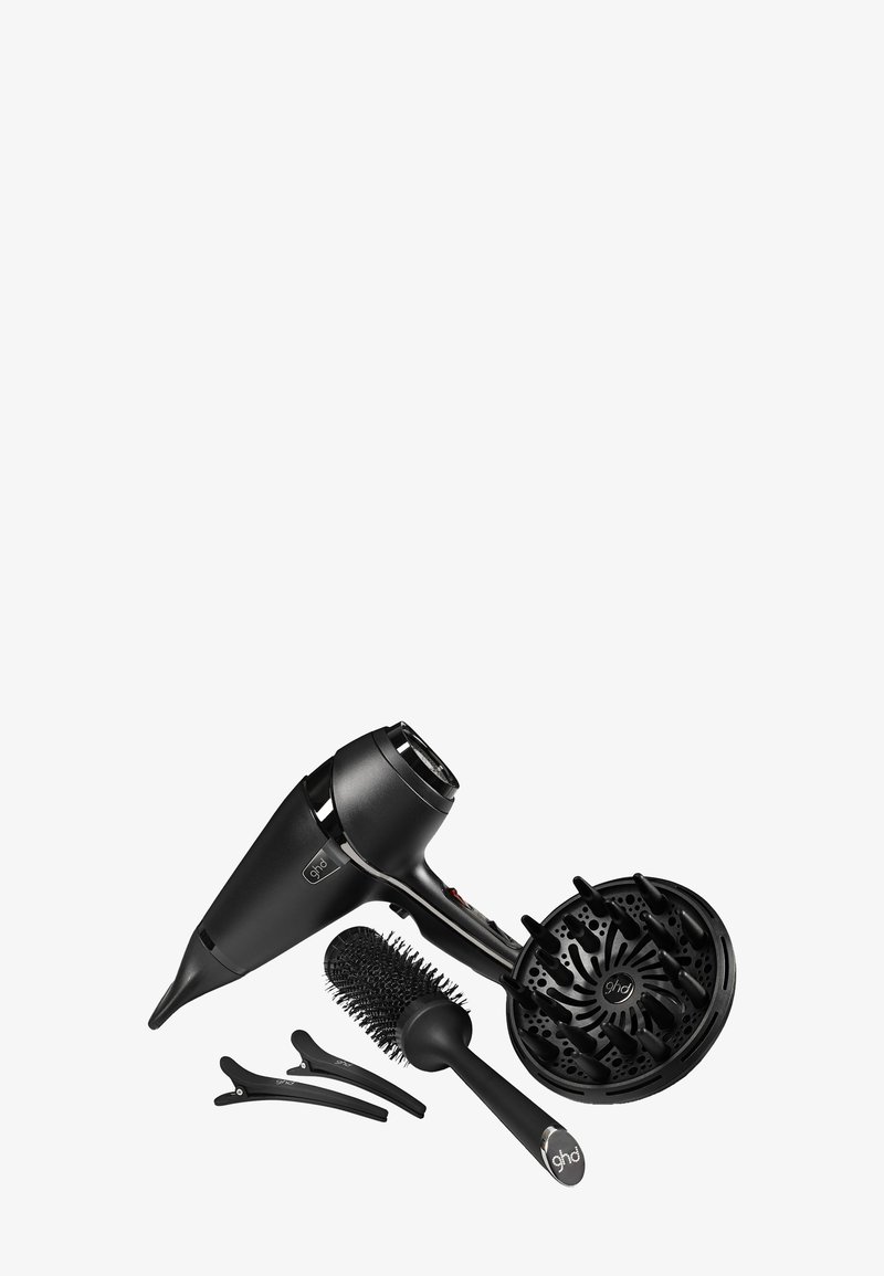 Zwarte haardroger met diffuseropzetstuk, ronde geventileerde haarborstel en twee zwarte haarclips, gerangschikt op een witte achtergrond.