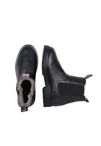 Czarne skórzane botki za kostkę z elastycznymi panelami bocznymi, sztucznym futrem w środku, teksturowaną gumową podeszwą i kontrastującą różową pętlą.