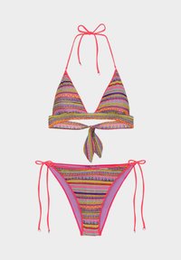 Set di bikini multicolore con top a triangolo con lacci regolabili e un legaccio a bandeau al centro; parte bassa con lacci laterali.