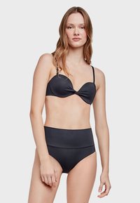 Czarny zestaw bikini z formowanym stanikiem z skręconym detalem na środku oraz wysokim stanem. Gładka struktura i minimalistyczny design.