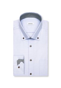 Chemise habillée pour homme bleu clair texturée, col boutonné, doublure intérieure contrastée du col et des poignets, boutons foncés, soigneusement pliée.