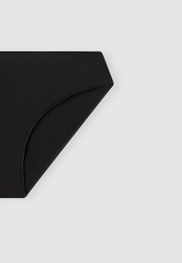 Slip inferiore nero in bikini realizzato in tessuto liscio, con un taglio moderato e bordi senza cuciture. Design semplice senza motivi visibili o dettagli hardware.