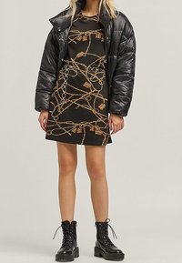 Stradivarius Robe de jour - gold-coloured