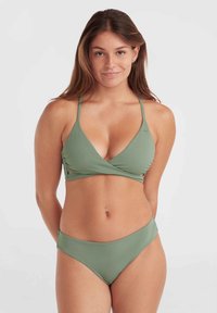 Grünes Bikini-Set mit einem dreieckigen Oberteil im Wickeldesign, dünnen Trägern und seitlichen Ausschnitten. Die Unterteile haben einen klassischen Schnitt und eine glatte Textur.