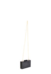 Borsa a pochette rettangolare nera con texture marmorizzata, dotata di una tracolla in catena dorata e di un fermo superiore nero. Design semplice e moderno.