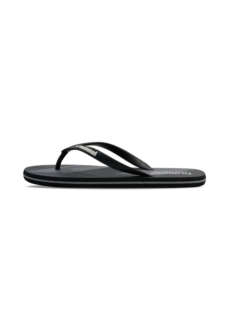 Tongs noires avec semelle en caoutchouc texturé, offrant un design plat, des brides fines et un détail de logo sur la bride.