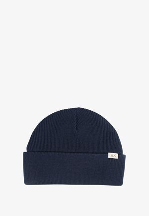 Cappello di lana lavorato a maglia di colore blu navy con risvolto. Il tessuto è texturizzato con un motivo a coste. Piccola etichetta del logo sul lato.