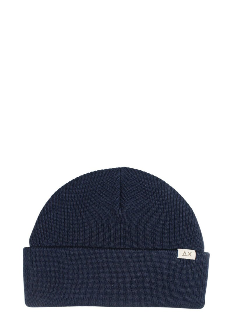 Cappello di lana lavorato a maglia di colore blu navy con risvolto. Il tessuto è texturizzato con un motivo a coste. Piccola etichetta del logo sul lato.
