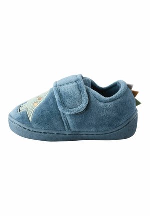 Blaue Plüschschlappen mit einem Sternenmuster, bestickten Gesichtszügen und einem Klettverschluss. Die Rückseite ist mit bunten dreieckigen Akzenten versehen.