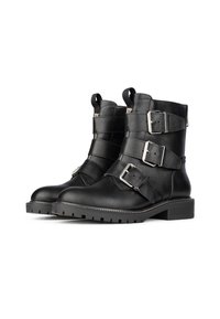 Botas de tobillo de cuero negro con múltiples hebillas plateadas, puntera redondeada, correas texturizadas y una suela de goma gruesa.