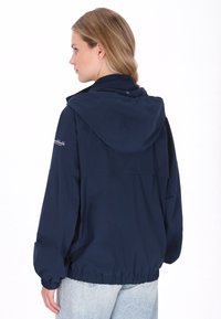 Lekka granatowa kurtka z kapturem, elastycznym pasem i mankietami. Charakteryzuje się prostym wzorem oraz tylną wstawką dla wentylacji.