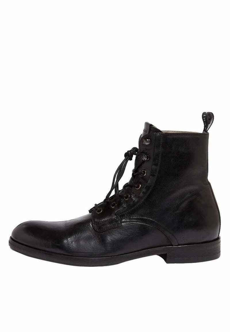 Botte montante en cuir noir à lacets, avec embout rond et languette à l'arrière, vue de profil gauche sur fond blanc.