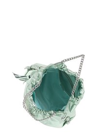 Borsa a secchiello in eco-pelle verde menta con parte superiore arricciata, tracolla in catena argentata e una texture morbida e lucida. L'interno è di un solido colore turchese.
