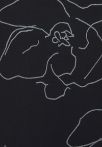 Tela negra con un patrón abstracto de dibujos en línea blanca. El diseño incluye formas orgánicas con suaves curvas y líneas fluidas.