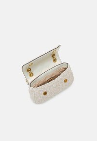 Audinio rankinė iš pintos medžiagos, kreminės ir rožinės spalvos, su auksu tonuotais aksesuarais, magnetine uždanga ir smėlio spalvos pamušalu viduje.