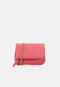 Piccola borsa a tracolla in pelle corallo chiaro con catena argentata e tasca anteriore con zip, logo "Liebeskind Berlin" in rilievo sulla patta.