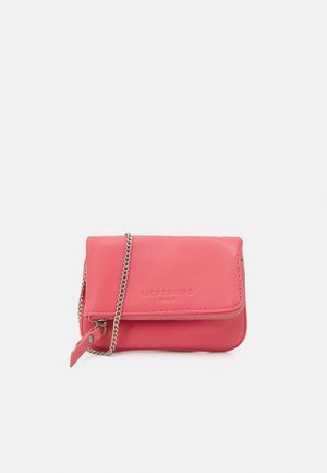 Piccola borsa a tracolla in pelle corallo chiaro con catena argentata e tasca anteriore con zip, logo "Liebeskind Berlin" in rilievo sulla patta.