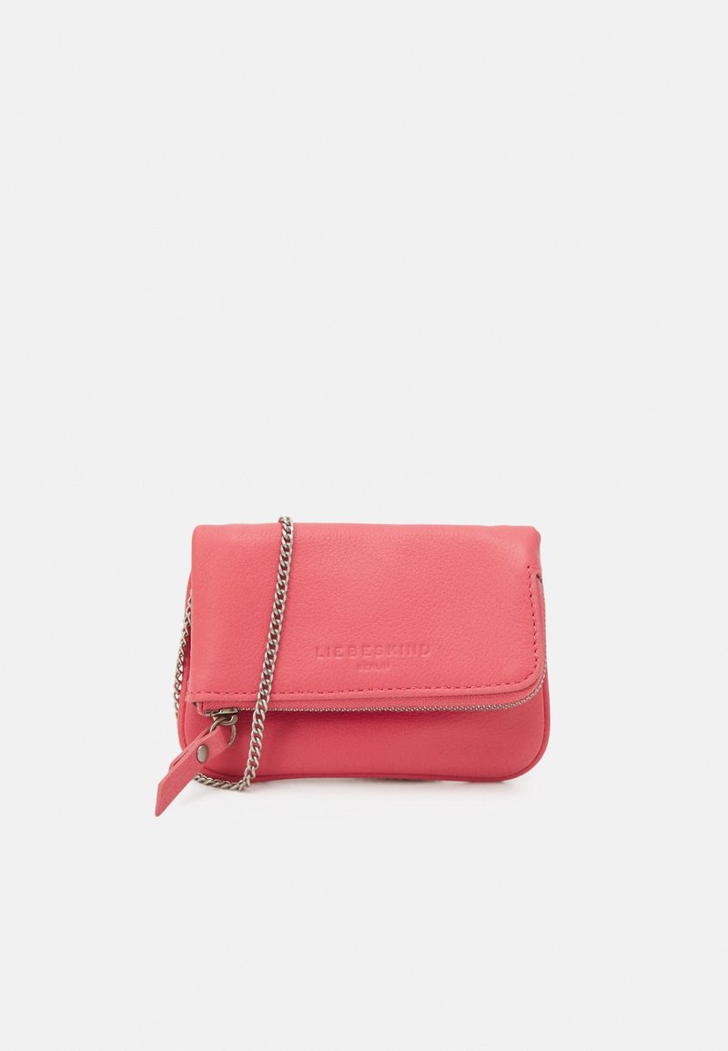 Piccola borsa a tracolla in pelle corallo chiaro con catena argentata e tasca anteriore con zip, logo "Liebeskind Berlin" in rilievo sulla patta.