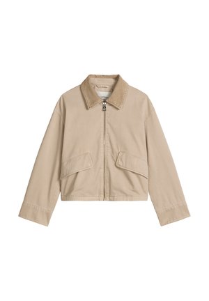 Beige cropped jack met een ritssluiting aan de voorkant, puntige kraag, lange mouwen en twee schuine klepzakken op een witte achtergrond.